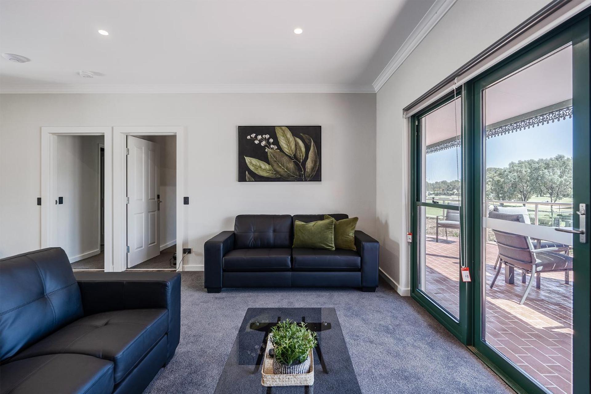 ヤラウォンガ マルワーラ ゴルフ クラブ リゾート エクステリア 写真 A living room with a large sliding door