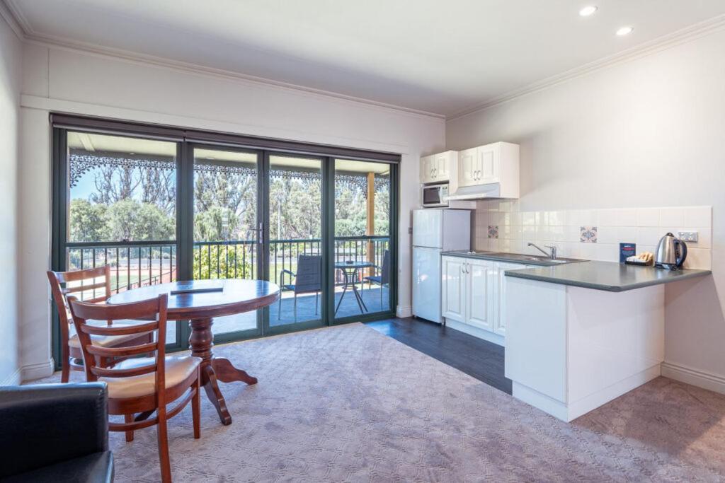 ヤラウォンガ マルワーラ ゴルフ クラブ リゾート エクステリア 写真 A typical apartment at the University of Western Australia