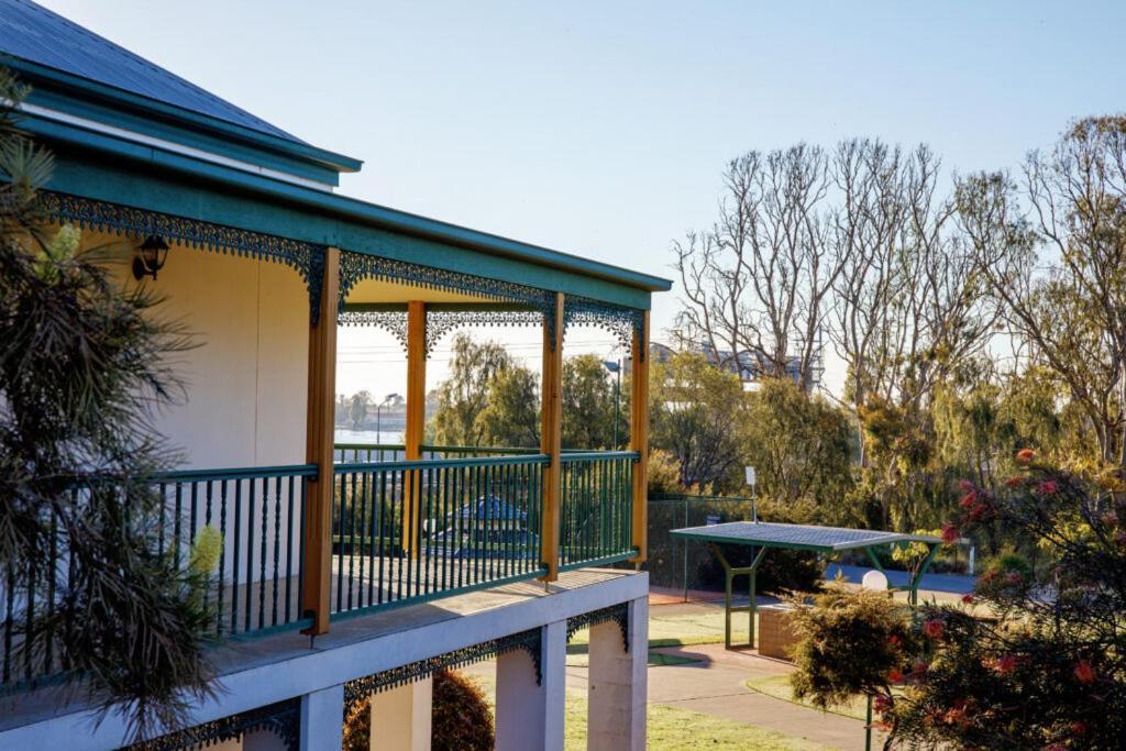 ヤラウォンガ マルワーラ ゴルフ クラブ リゾート エクステリア 写真 The verandah of the house