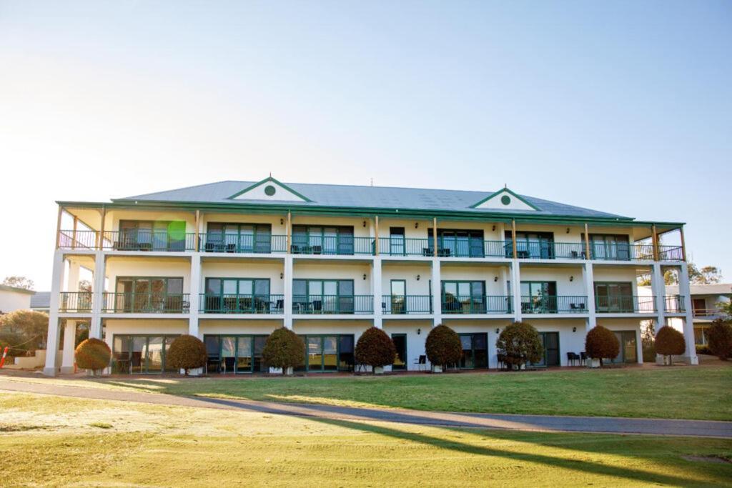 ヤラウォンガ マルワーラ ゴルフ クラブ リゾート エクステリア 写真 The clubhouse at the Links Lady Bay Golf Course