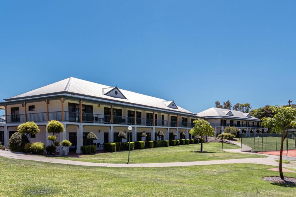 ヤラウォンガ マルワーラ ゴルフ クラブ リゾート エクステリア 写真 The school's main building