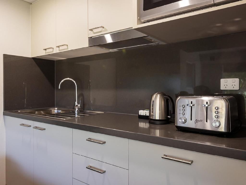 ヤラウォンガ マルワーラ ゴルフ クラブ リゾート エクステリア 写真 A typical kitchen in a student apartment