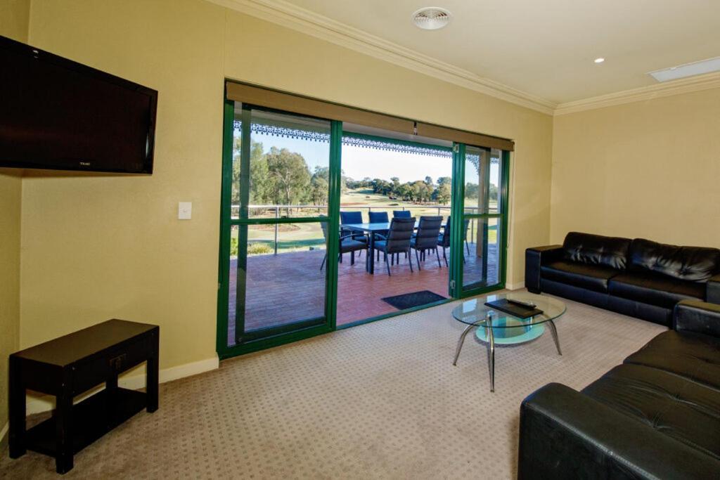 ヤラウォンガ マルワーラ ゴルフ クラブ リゾート エクステリア 写真 Living room with a view of the golf course
