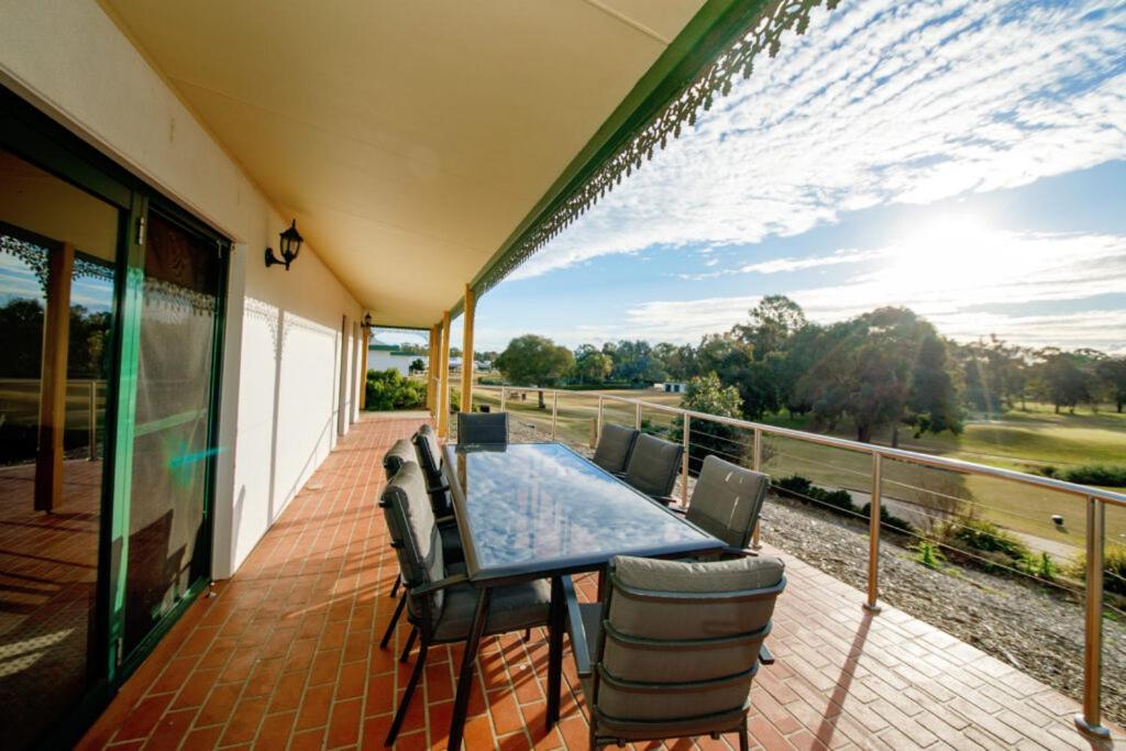 ヤラウォンガ マルワーラ ゴルフ クラブ リゾート エクステリア 写真 A balcony in Australia