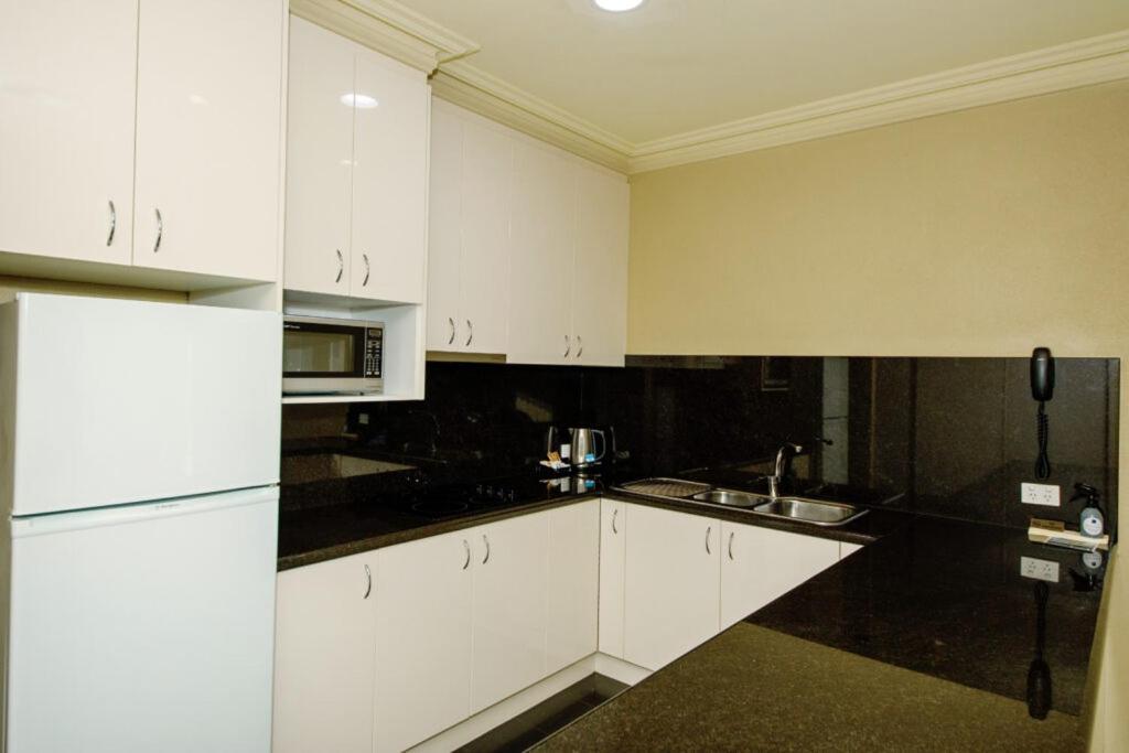 ヤラウォンガ マルワーラ ゴルフ クラブ リゾート エクステリア 写真 A typical kitchen in a student apartment