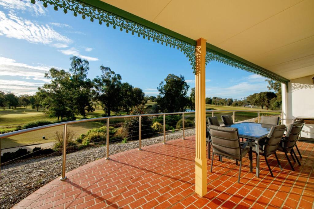 ヤラウォンガ マルワーラ ゴルフ クラブ リゾート エクステリア 写真 Clubhouse balcony