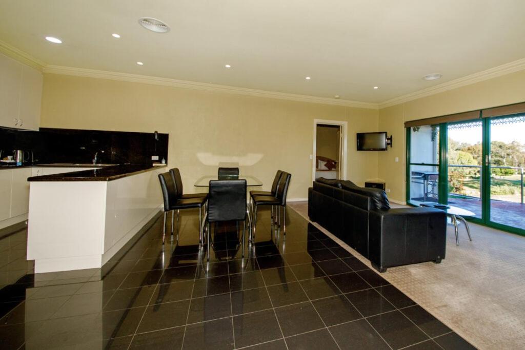 ヤラウォンガ マルワーラ ゴルフ クラブ リゾート エクステリア 写真 A typical apartment at the hotel