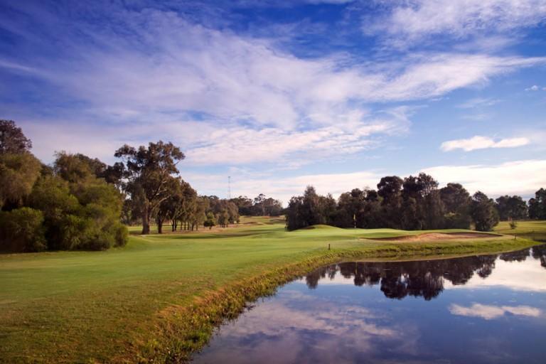 ヤラウォンガ マルワーラ ゴルフ クラブ リゾート エクステリア 写真 The 18th hole at the 2007 PGA Championship