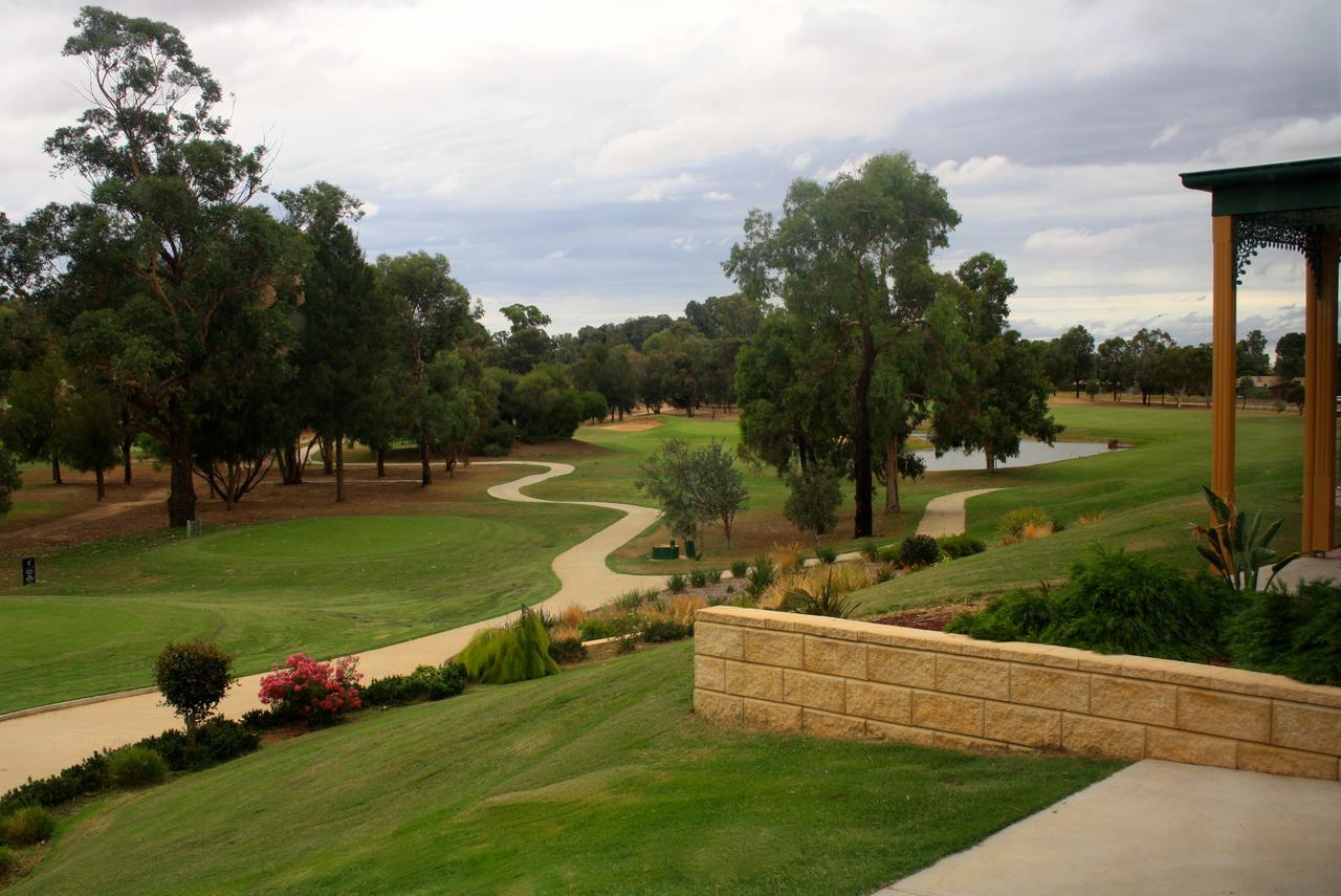ヤラウォンガ マルワーラ ゴルフ クラブ リゾート エクステリア 写真 The 18th hole at the Vines Resort and Country Club