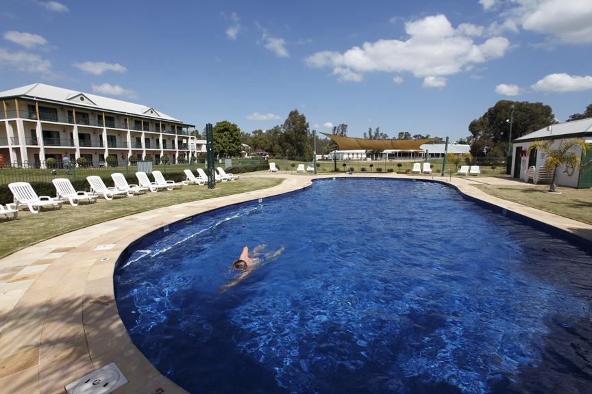 ヤラウォンガ マルワーラ ゴルフ クラブ リゾート エクステリア 写真 The pool at the Club Hotel